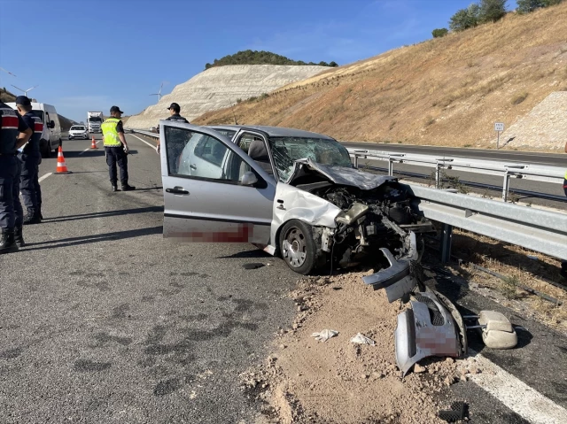 Kaza yapan araca arkadan gelen 2 otomobil daha çarptı: 2 ölü, 7 yaralı