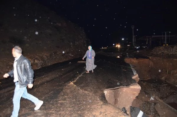 Aksaray'da sel sonucu yol yarıldı! 1 kişi hayatını kaybetti, kayıp bebek için 150 kişilik ekip seferber oldu