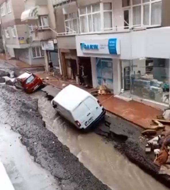 Samsun'da sel felaketi! Caddeler denize döndü, yollar ikiye ayrıldı