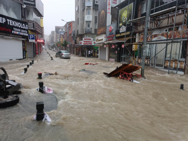 Samsun'da sel felaketi! Caddeler denize döndü, yollar ikiye ayrıldı