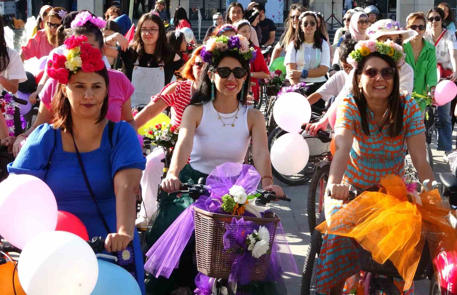 Kütahya’da ’Süslü Kadınlar Bisiklet Turu’ etkinliği renkli görüntülere sahne oldu