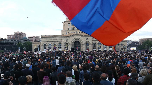 Azerbaycan'daki kritik zirve sonrası Erivan karıştı: Canlı yayında milletvekiline yumruk attılar