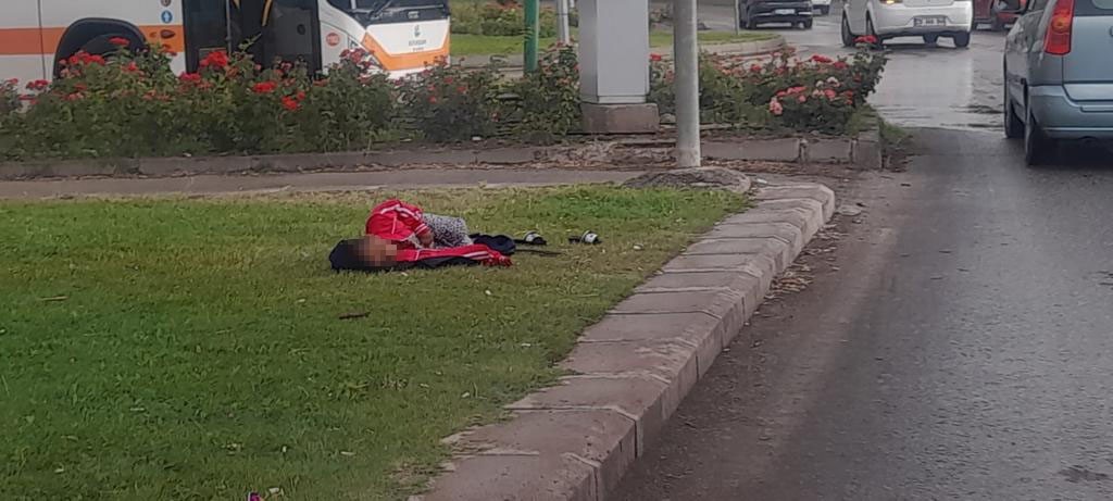Yağmurlu havada yatan çocuğu gösterip para dilendiği iddiası