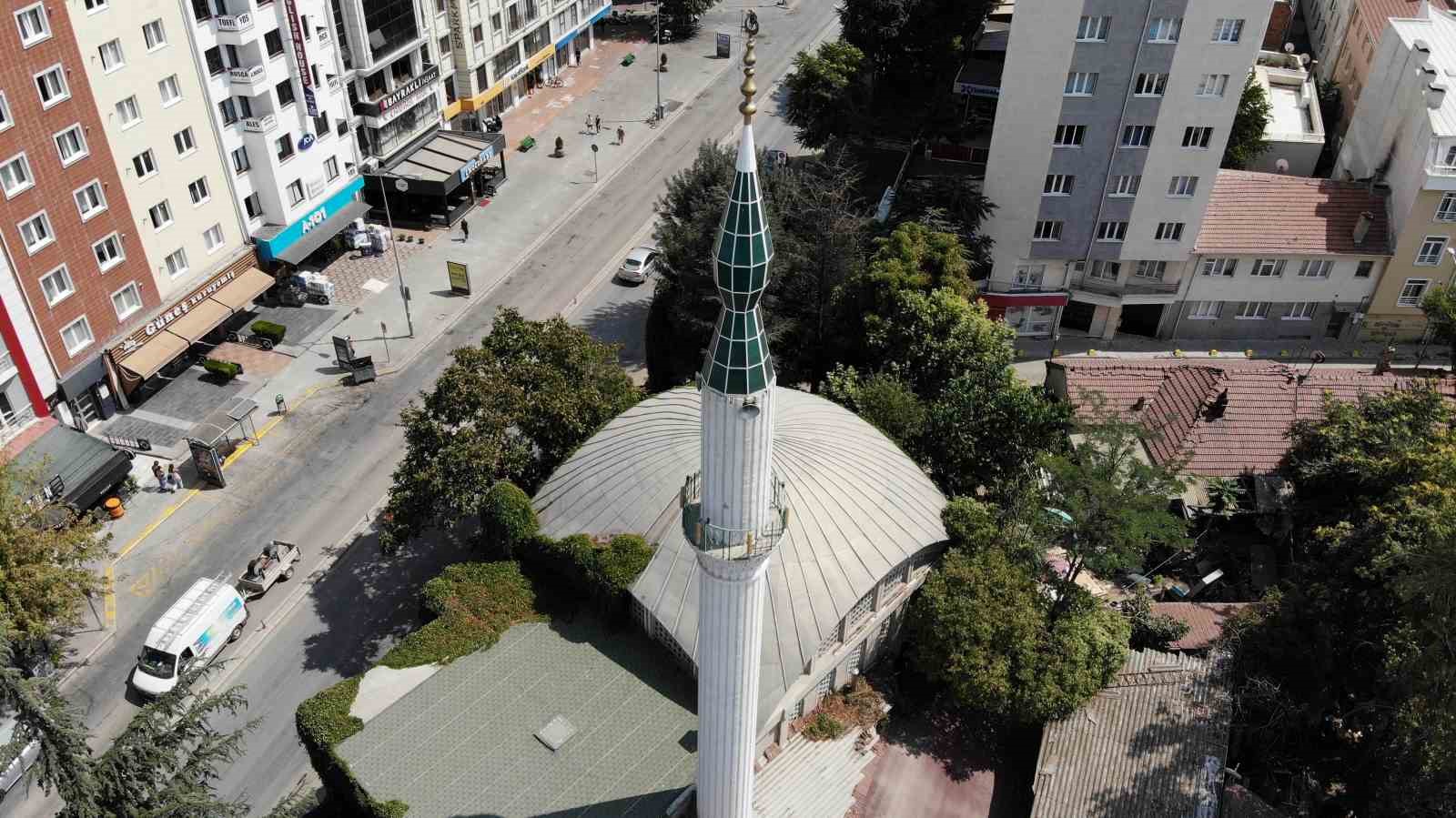 Eskişehir Büyükşehir Belediyesi koruma altında olan camiyi yıkmak için mahkemeye başvurdu