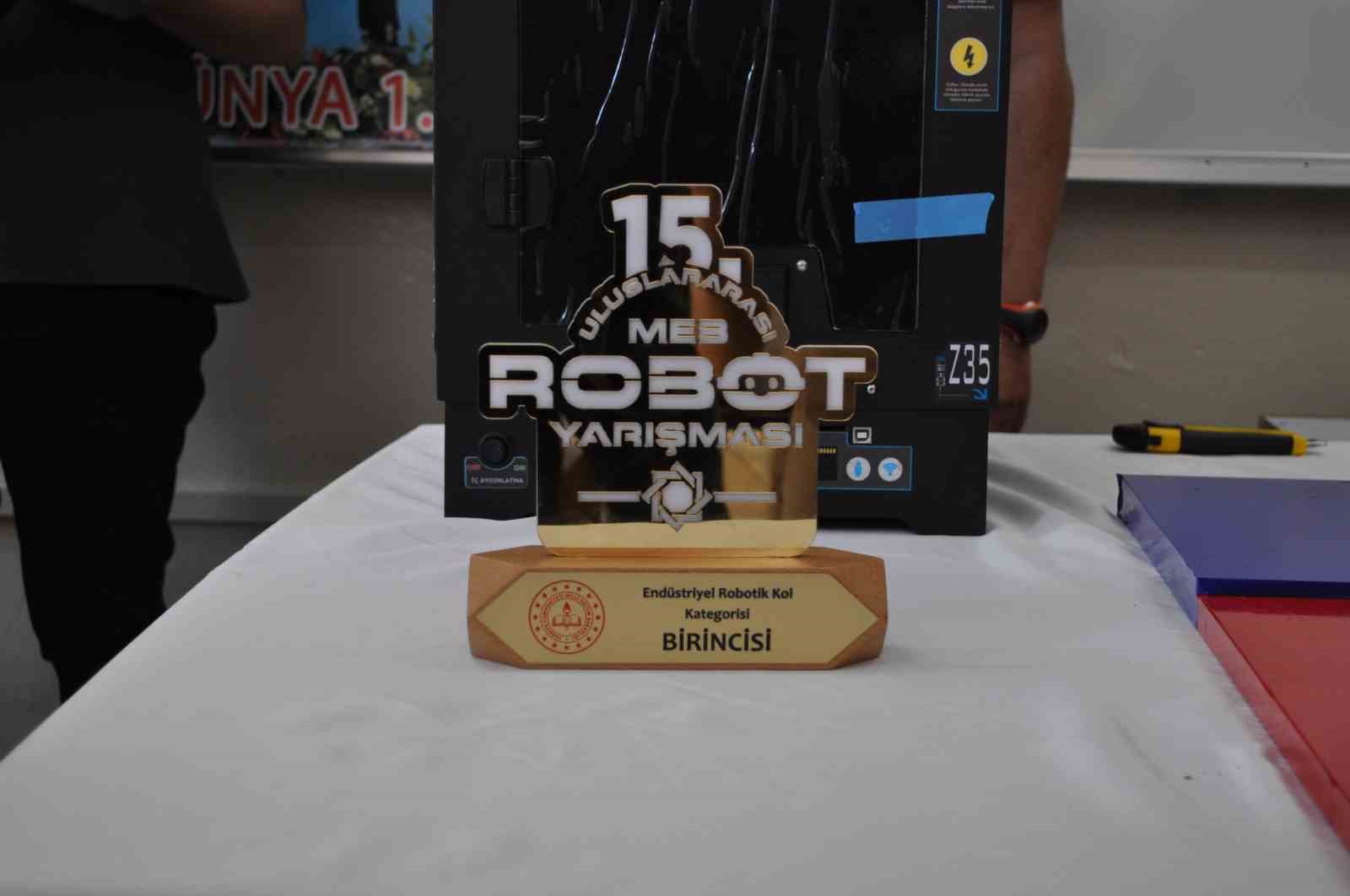 Endüstriyel Robotik Kol Kategorisi’nde dünya birincisi ve ikincisi olan öğrencilere ödül verildi