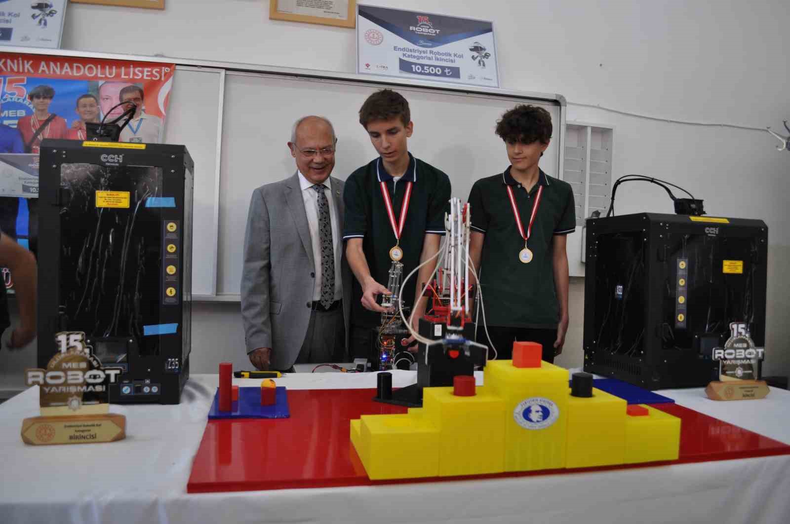 Endüstriyel Robotik Kol Kategorisi’nde dünya birincisi ve ikincisi olan öğrencilere ödül verildi