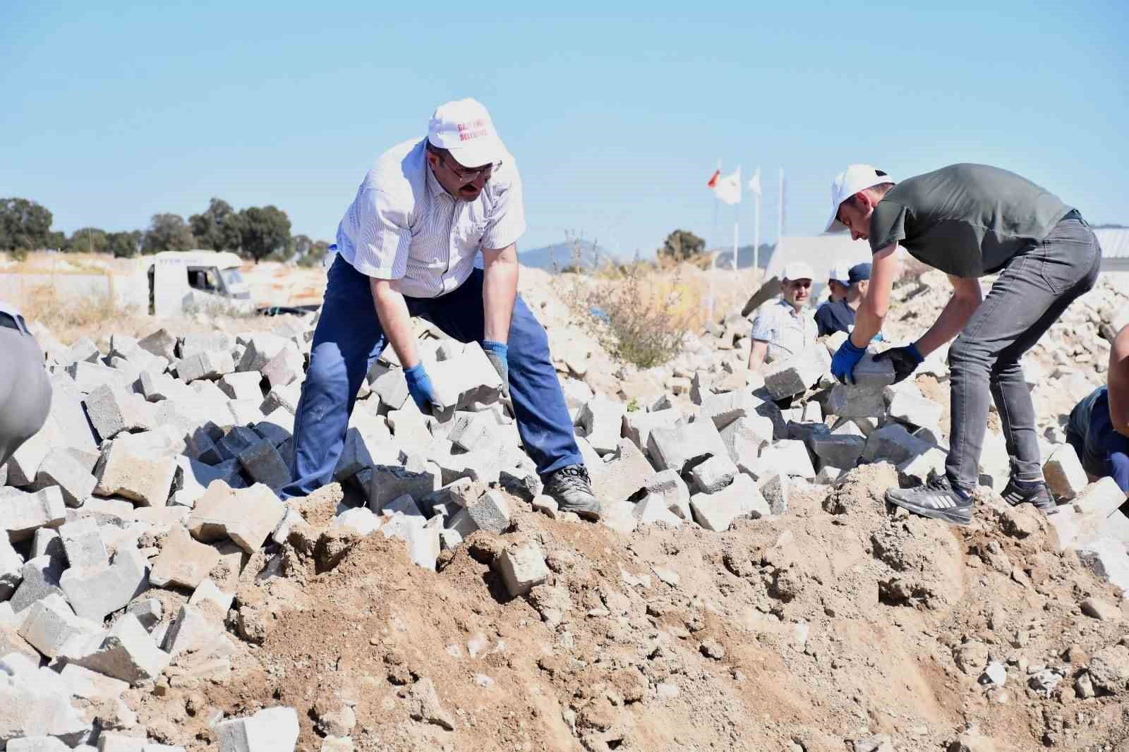 Başkan Doğan, belediye işçileriyle molozların arasından parke taşı ayıkladı