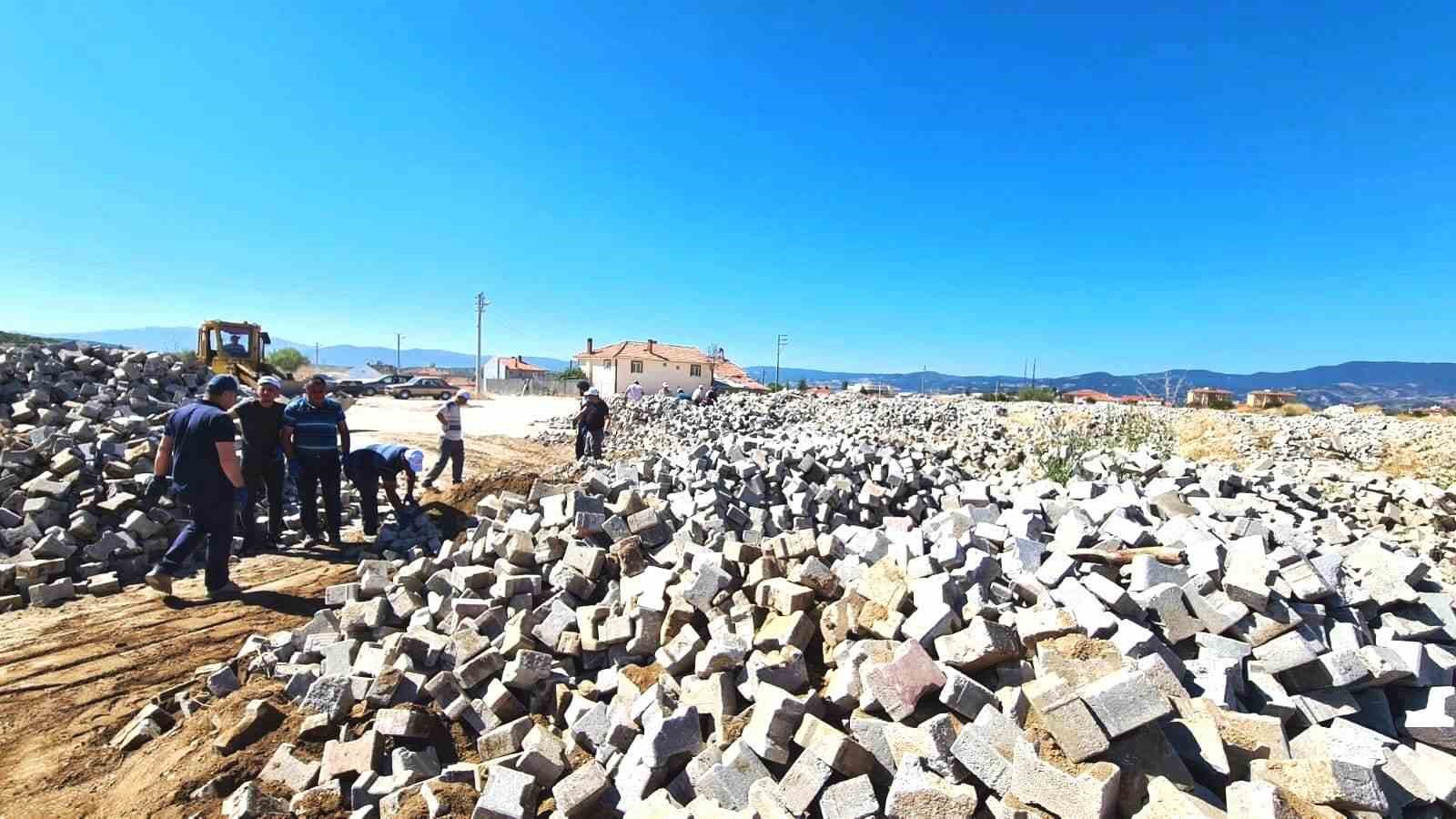 Başkan Doğan, belediye işçileriyle molozların arasından parke taşı ayıkladı