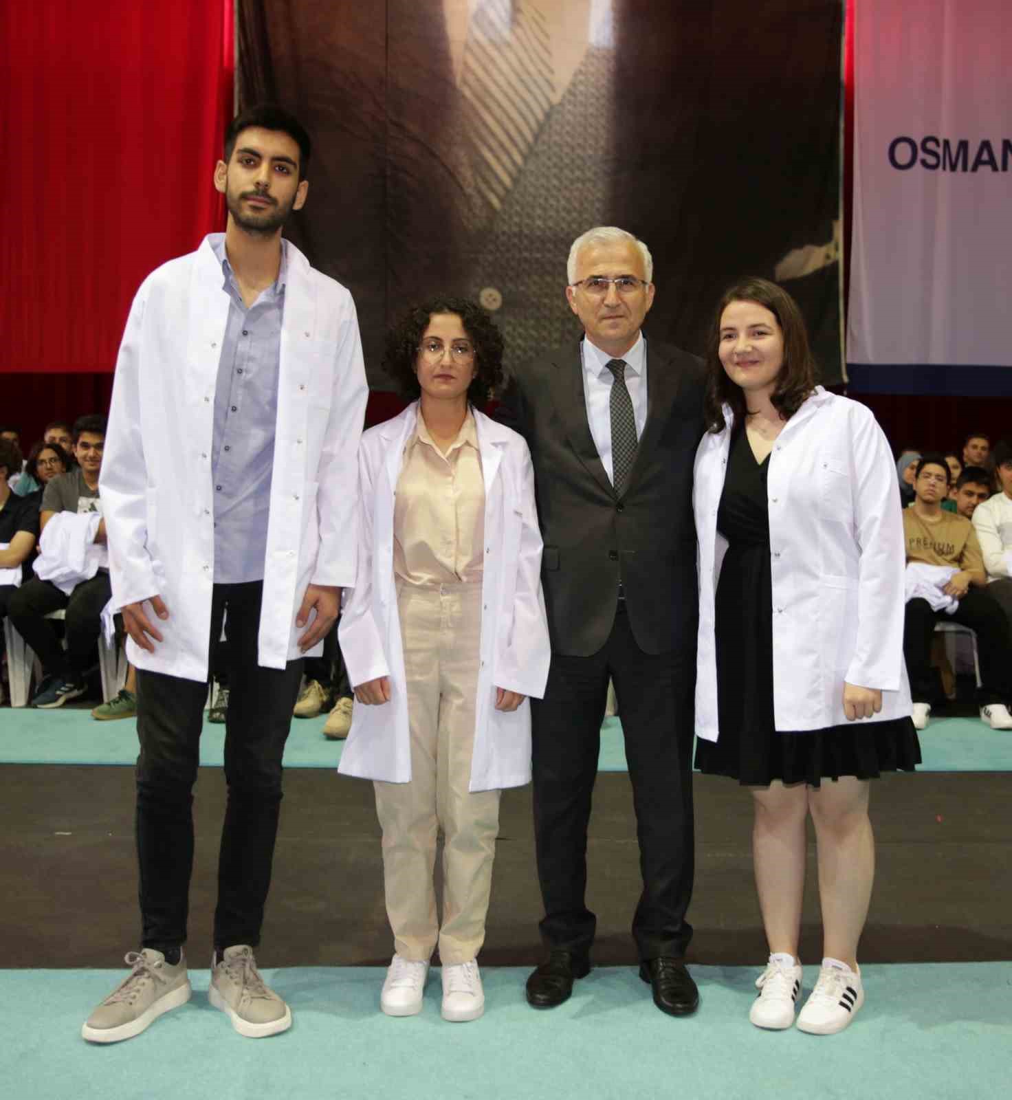 ESOGÜ Tıp Fakültesi’nin yeni öğrencileri beyaz önlüklerini giydi