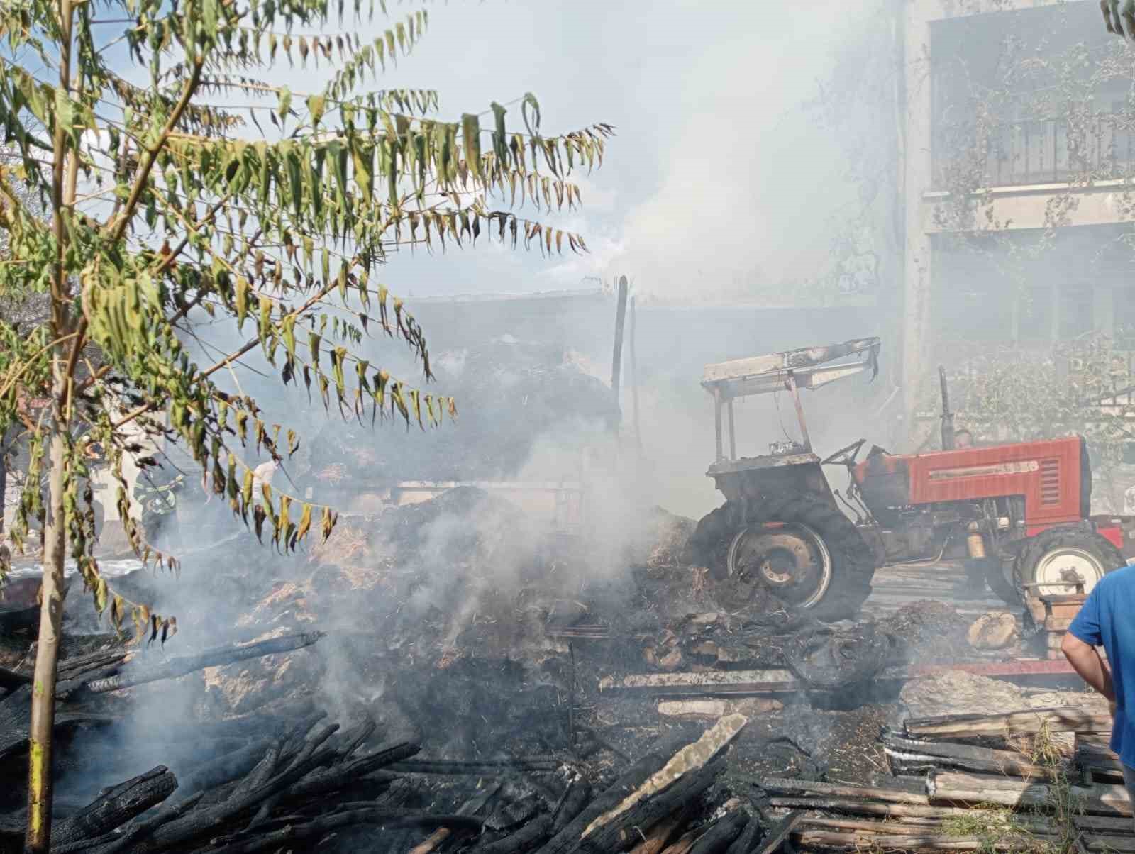 Gediz’de meydana gelen yangında traktör yandı, hayvanlar telef oldu