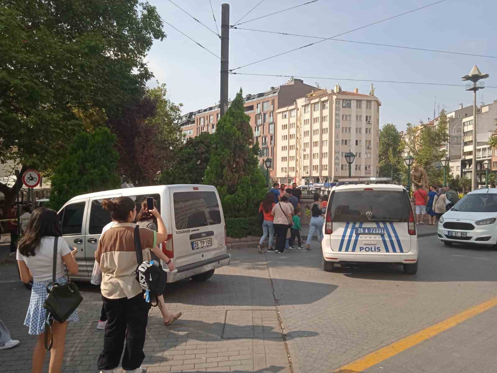 Çantasını unutan öğrenci paniğe neden oldu