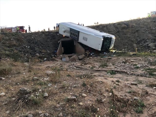 Erzurum'da yolcu otobüsü şarampole devrildi: 3 ölü, 22 yaralı