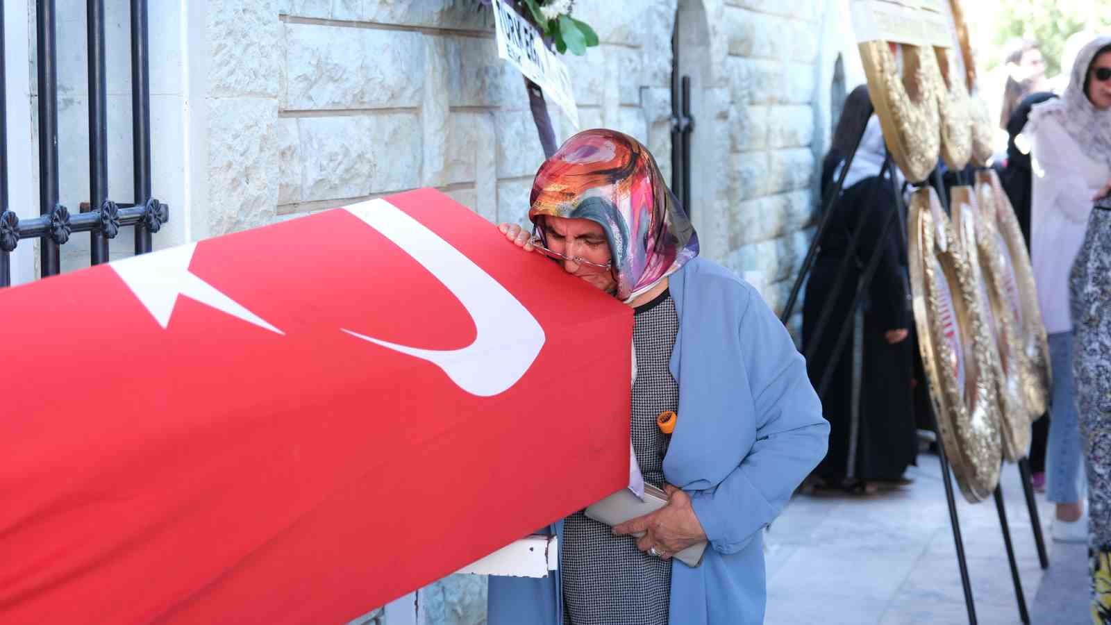 Pilot Mehmet Akif Tutuk gözyaşları içinde son yolculuğuna uğurlandı