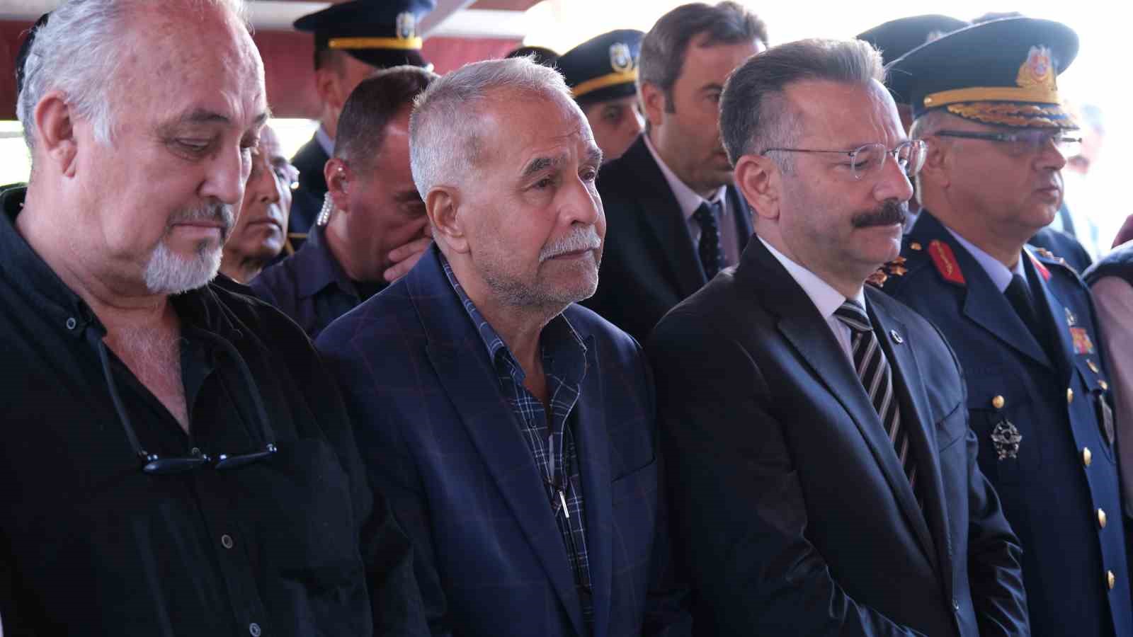 Pilot Mehmet Akif Tutuk gözyaşları içinde son yolculuğuna uğurlandı