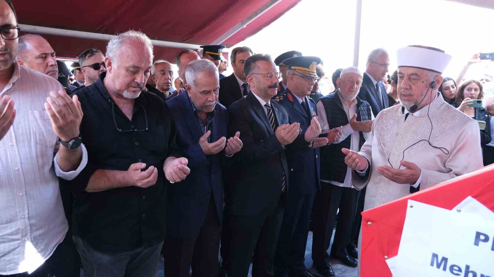 Pilot Mehmet Akif Tutuk gözyaşları içinde son yolculuğuna uğurlandı