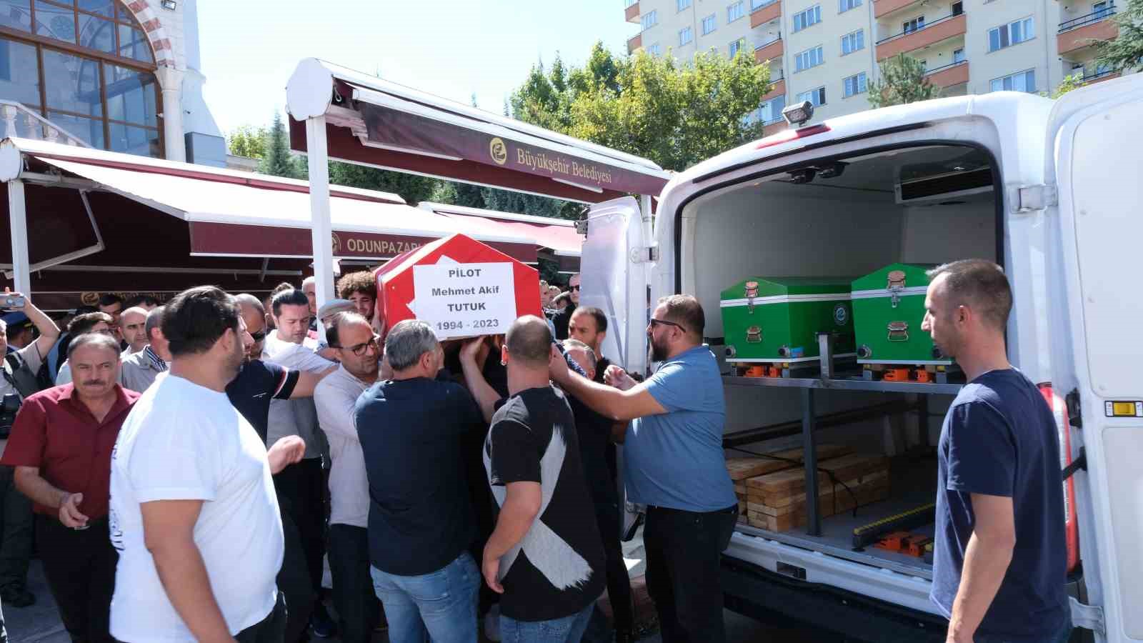 Pilot Mehmet Akif Tutuk gözyaşları içinde son yolculuğuna uğurlandı