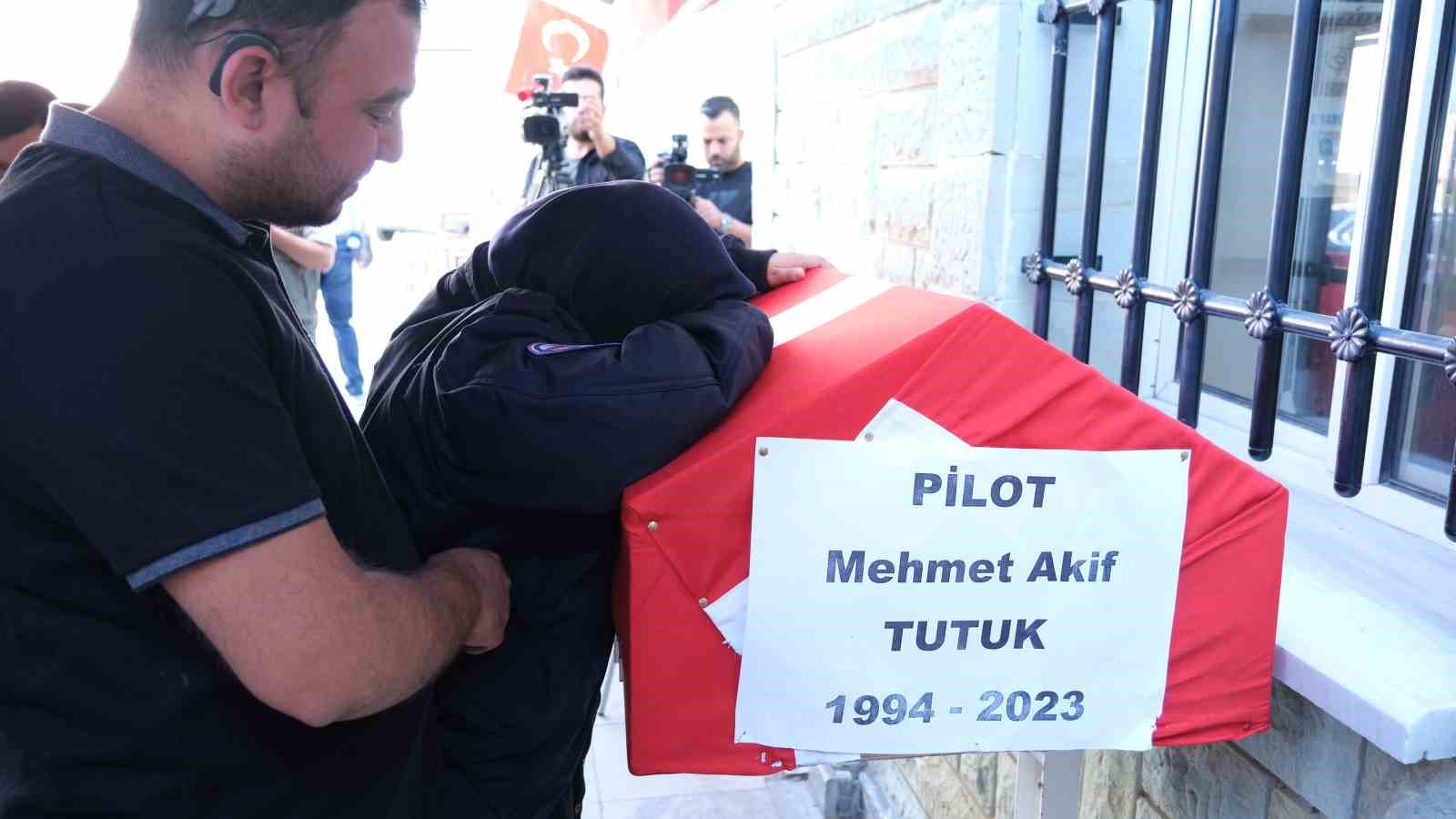 Pilot Mehmet Akif Tutuk gözyaşları içinde son yolculuğuna uğurlandı