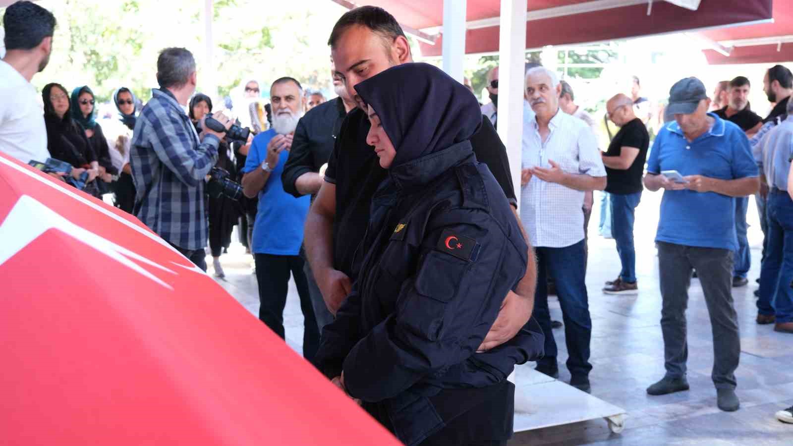 Pilot Mehmet Akif Tutuk gözyaşları içinde son yolculuğuna uğurlandı