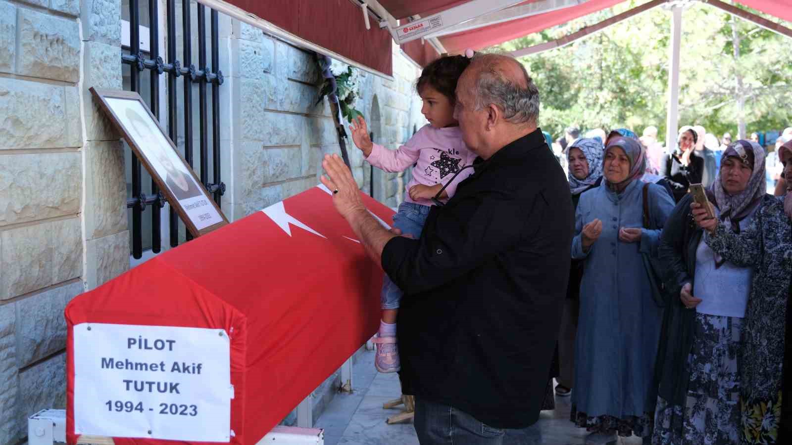 Pilot Mehmet Akif Tutuk gözyaşları içinde son yolculuğuna uğurlandı