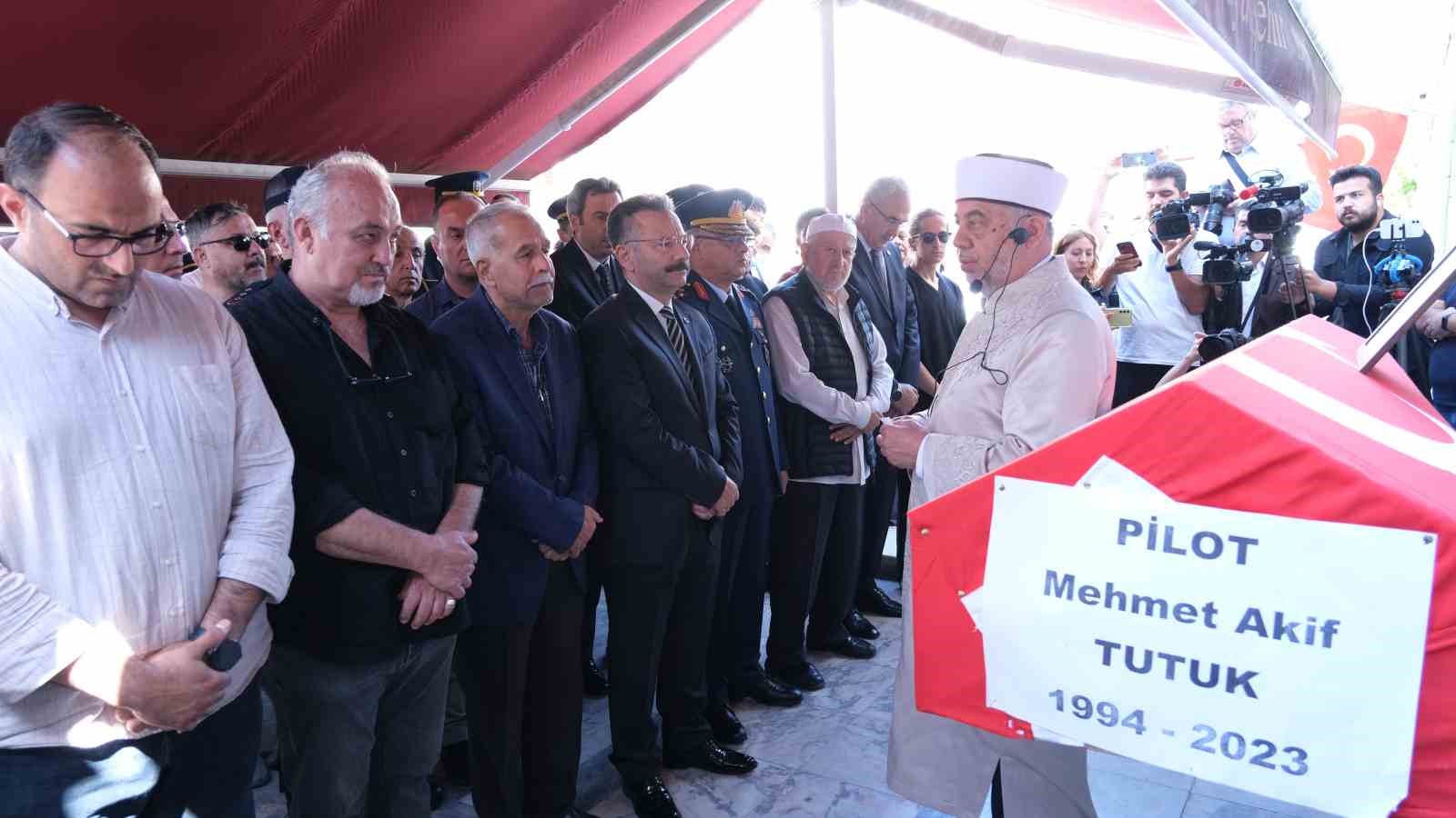 Pilot Mehmet Akif Tutuk gözyaşları içinde son yolculuğuna uğurlandı