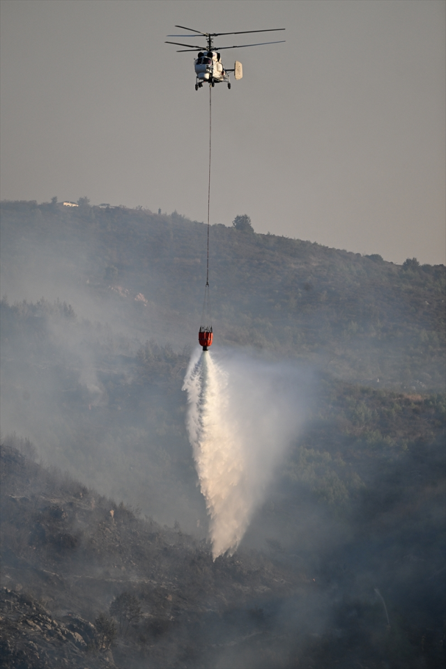 Son Dakika: İzmir'deki yangına müdahale eden helikopter baraja düştü! 1 kişi kurtarıldı, 3 kişi aranıyor