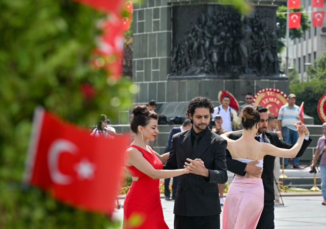 İzmir'de coşkulu kutlama! Türk ordusunun 101 yıl önce şehre girerken kullandığı güzergahta dev Türk bayrağı taşıdılar