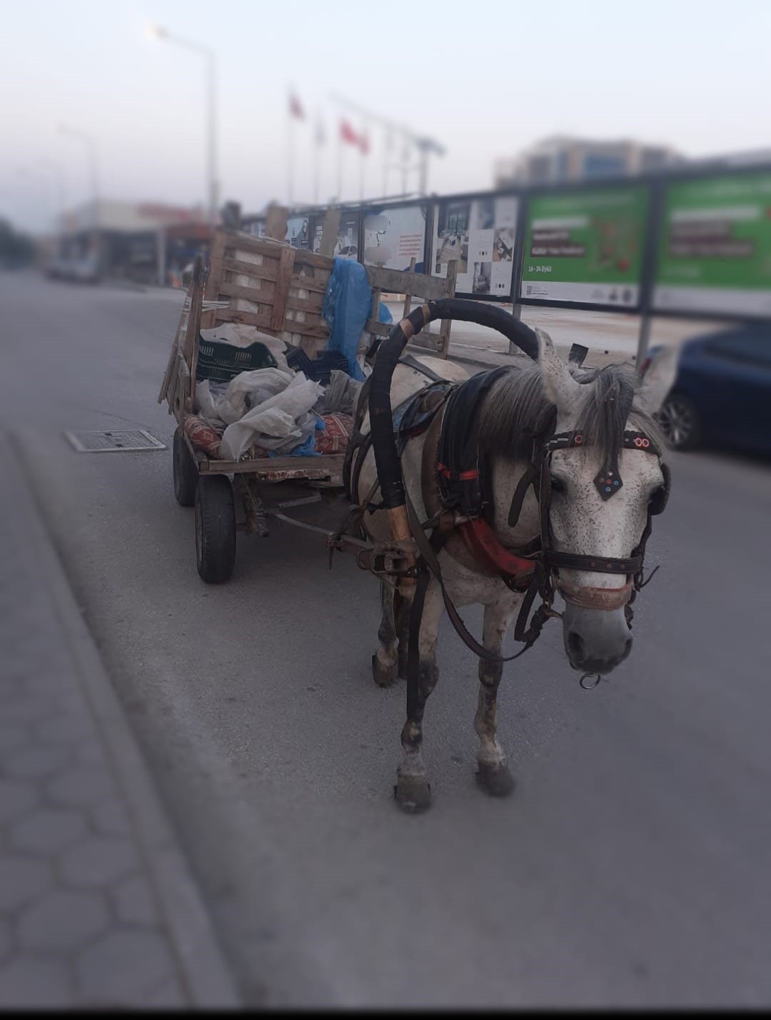 At arabasındaki çalıntı olduğu düşünülen malzemelere polis el koydu