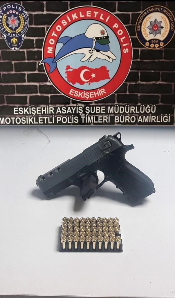 Eskişehir’de 8 şüpheli 3 tabanca, uyuşturucu madde ve çalıntı motosiklet ile yakalandı