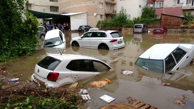 Uşak'ta sağanak yağış nedeniyle ev ve işyerlerini su bastı, yollar göle döndü