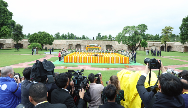 G-20 zirvesi kapsamında liderler, Mahatma Gandhi'nin anıt mezarına çelenk bıraktı