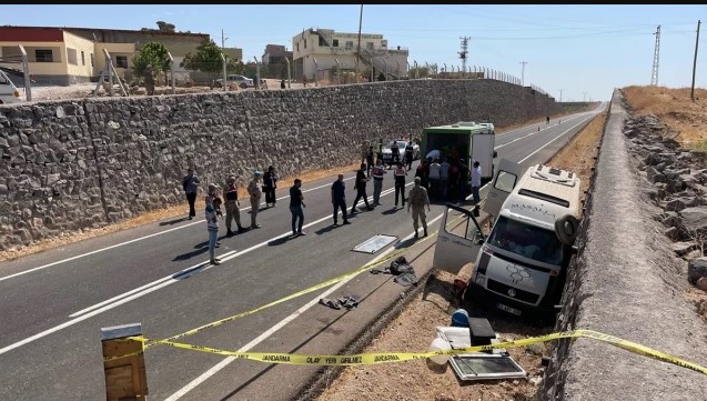 Şanlıurfa'da tarım işçilerini taşıyan minibüs duvara çarptı: 3 ölü, 17 yaralı