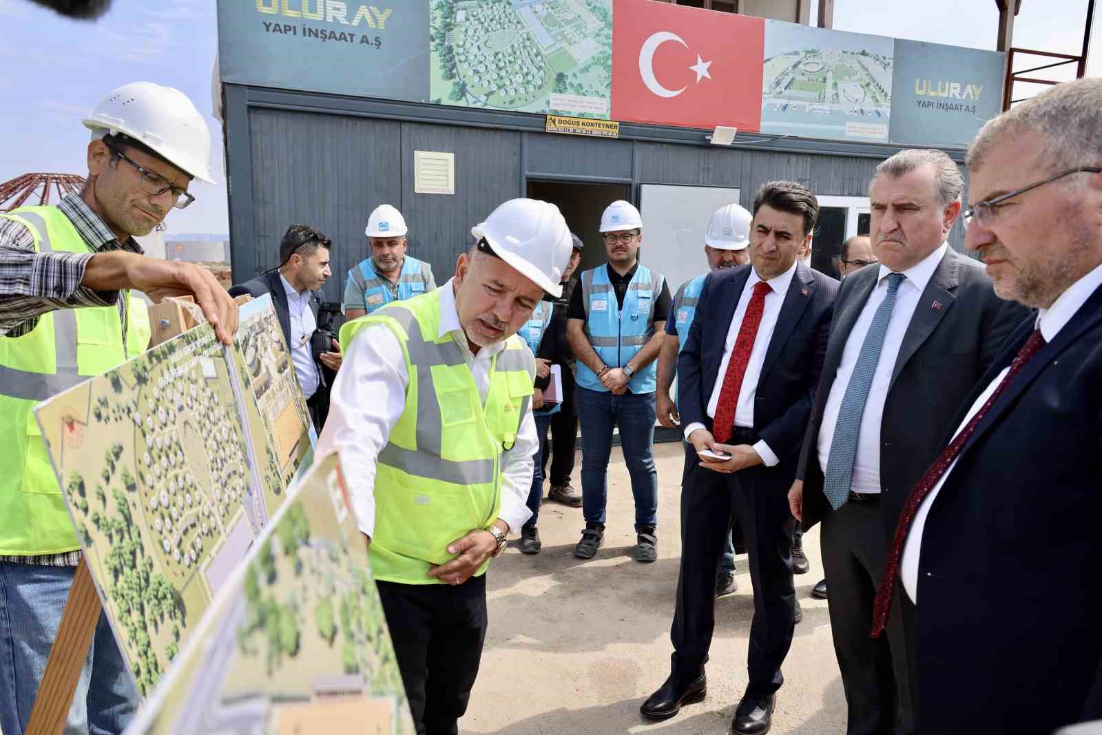 Gençlik ve Spor Bakanı  Osman Aşkın Bak, kendi adına hazırlanan çınar ağacı fidesi toprakla buluşturdu