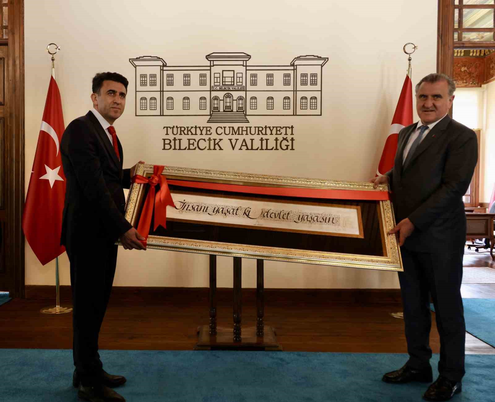 Gençlik ve Spor Bakanı  Osman Aşkın Bak, kendi adına hazırlanan çınar ağacı fidesi toprakla buluşturdu