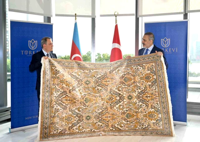Azerbaycan Dışişleri Bakanı Bayramov, Hakan Fidan'a Karabağ halısı hediye etti