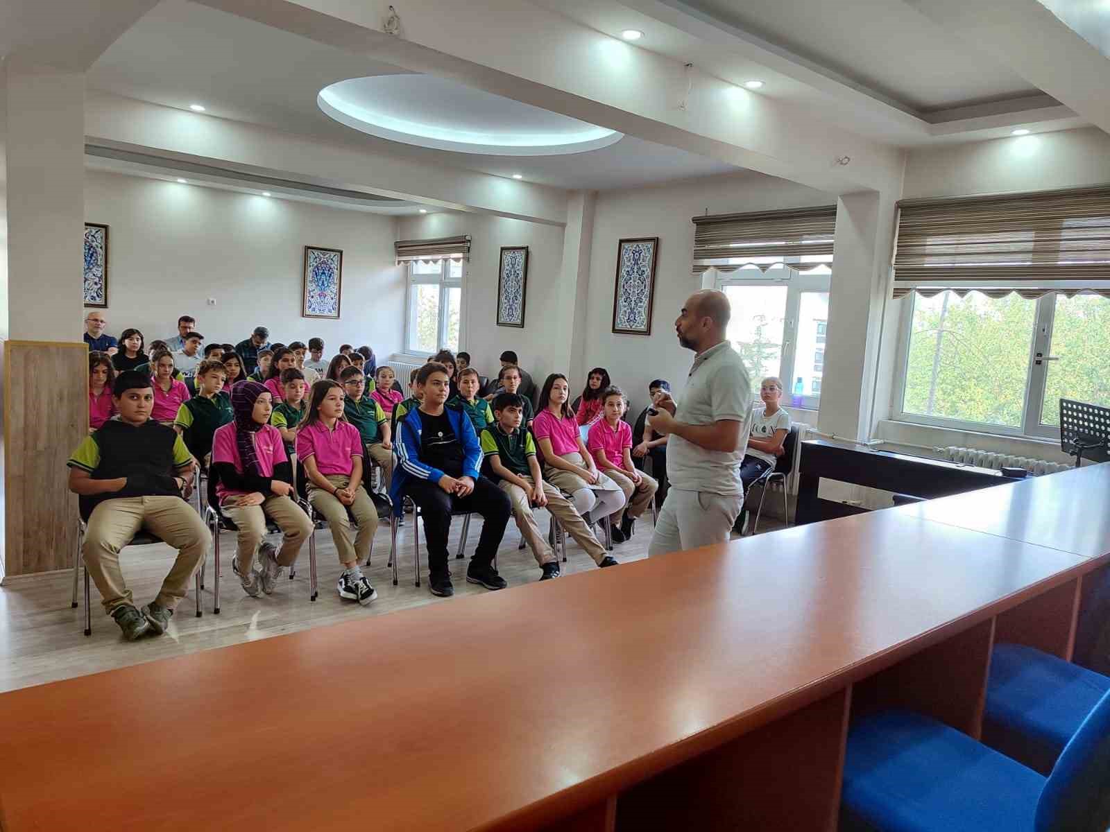 Kütahya’da öğretmen ve öğrencilere, “İyilikte Yarışan Sınıflar” projesi tanıtıldı