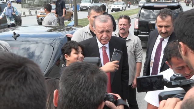 Cumhurbaşkanı Erdoğan, kendisini bekleyen vatandaşları görünce aracından indi