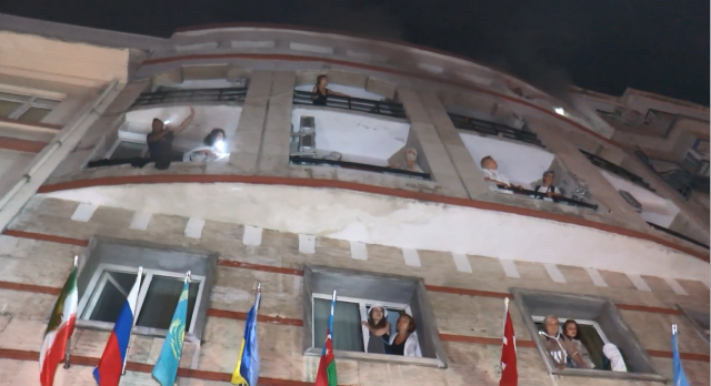 İstanbul'da otelde yangın paniği! Dumanları gören turistler camlara çıkıp sokağa döküldü