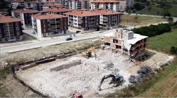 27 daireli inşaat için 'uygunluk' raporu verilen beton 'kullanılamaz' çıktı, binalar apar topar yıkıldı