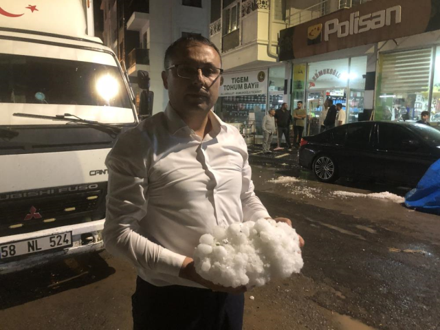 Sivas'a yumurta büyüklüğünde dolu yağdı! Ev ve araçlar hasar aldı, onlarca sokak hayvanı telef oldu