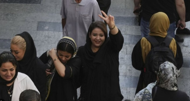 İran yeni yasayı onayladı! Başörtüsü ihlali yapan kadınlara ağır cezalar geliyor, erkekler için de bir madde var