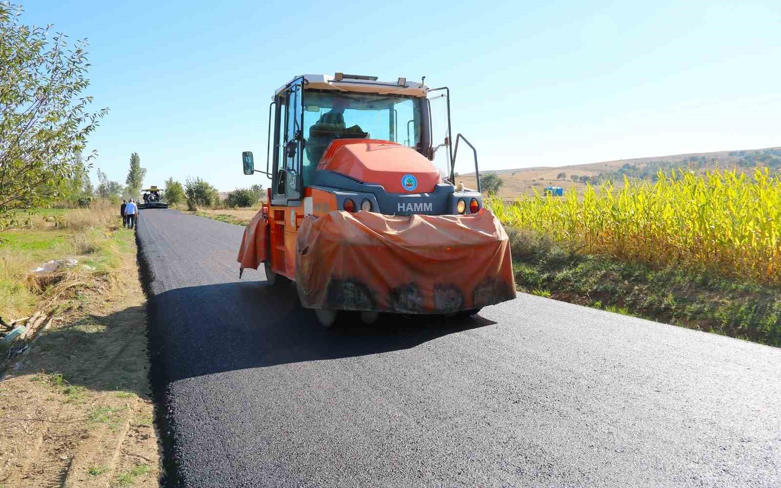Köy yollarında yenileme ve asfaltlama çalışmaları devam ediyor