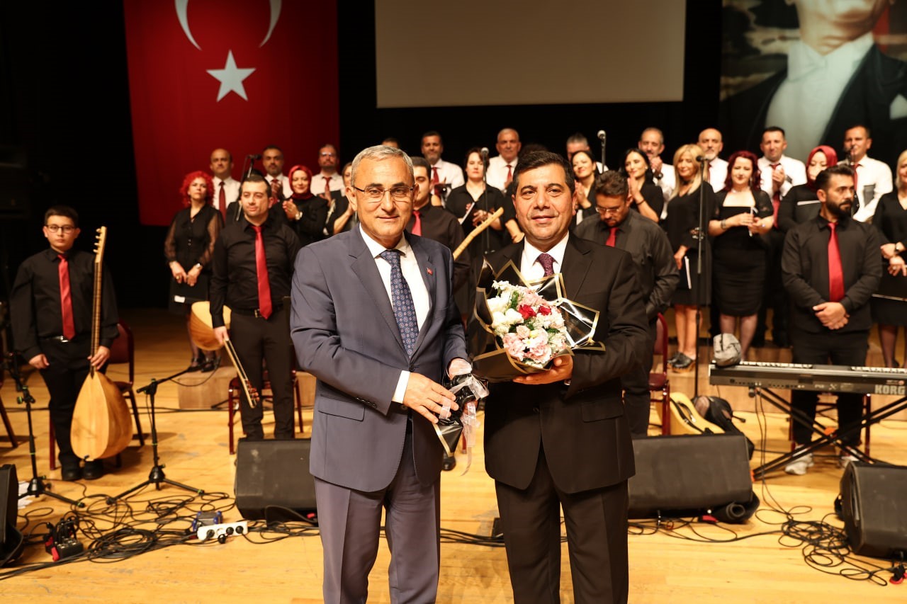 Kütahya Belediyesi Kültür ve Sanat Akademisi Türk Halk Müziği Korusu ilk konserine verdi