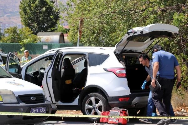 Şehit polisin eşi, aracında başından vurulmuş halde bulundu