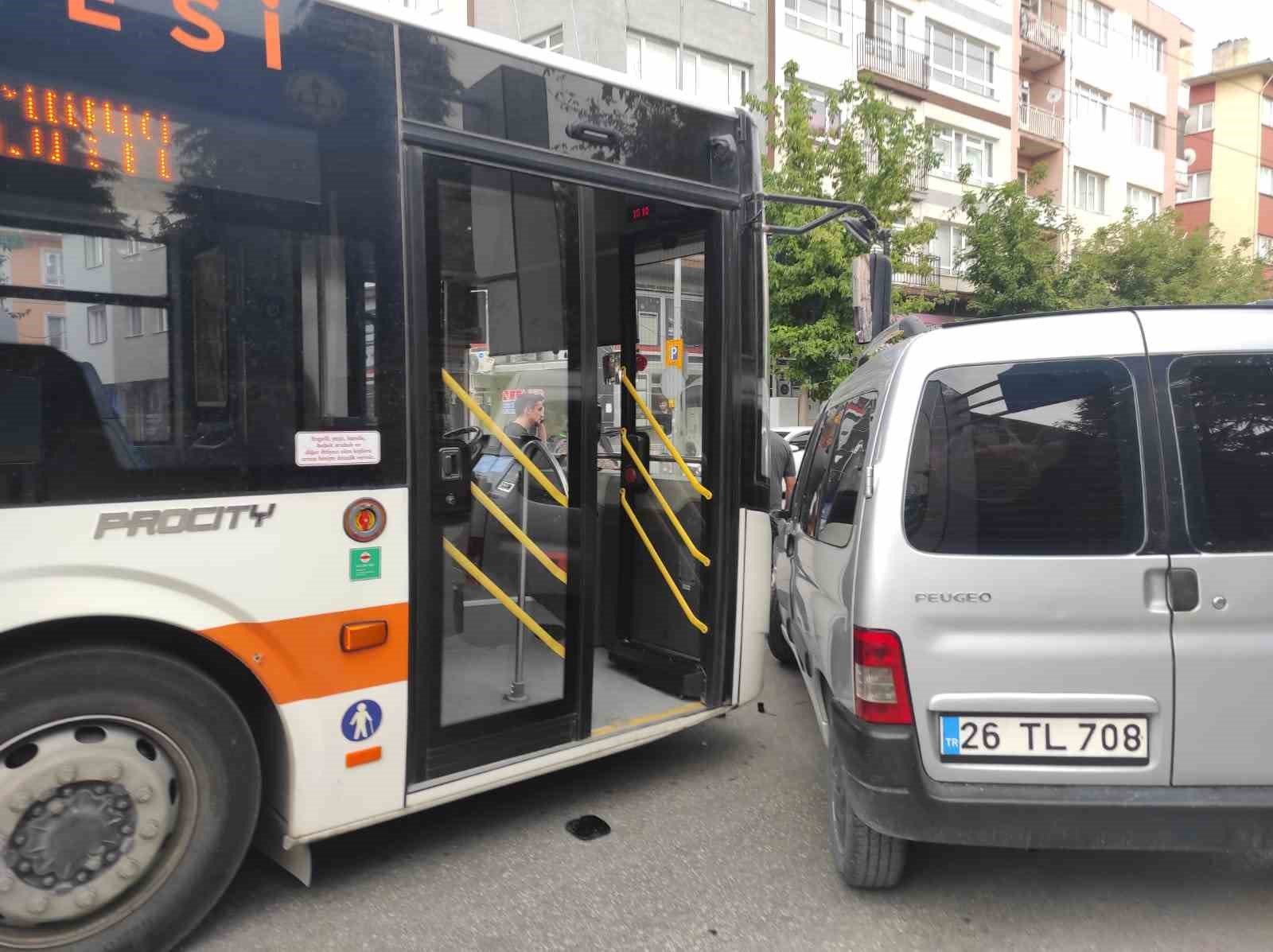 Belediye otobüsü ile hafif ticari araç çarpıştı