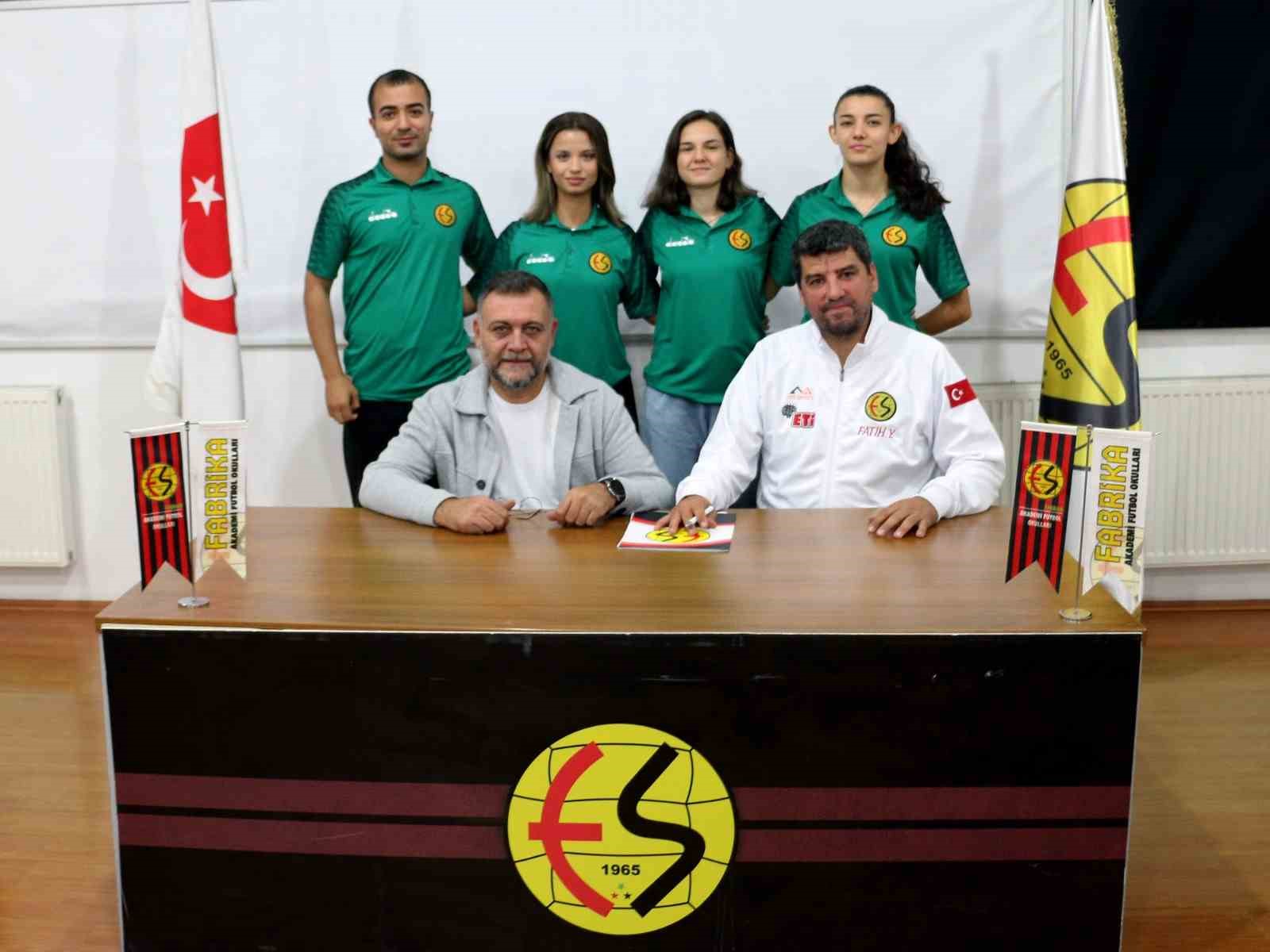 Eskişehirspor Fabrika Futbol Gelişim Akademisi’ne yeni antrenör