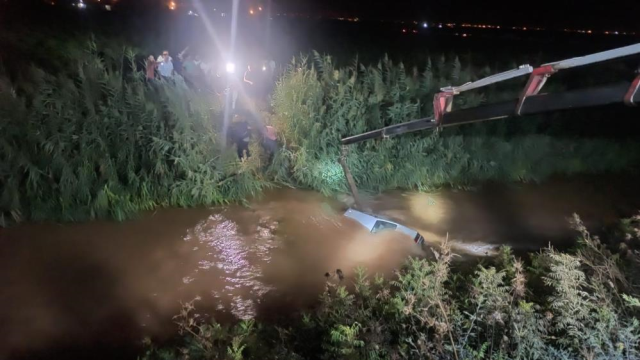 Şanlıurfa'da otomobil sulama kanalına devrildi! Anne ve 2 çocuğu araç içinde sıkışarak hayatını kaybetti