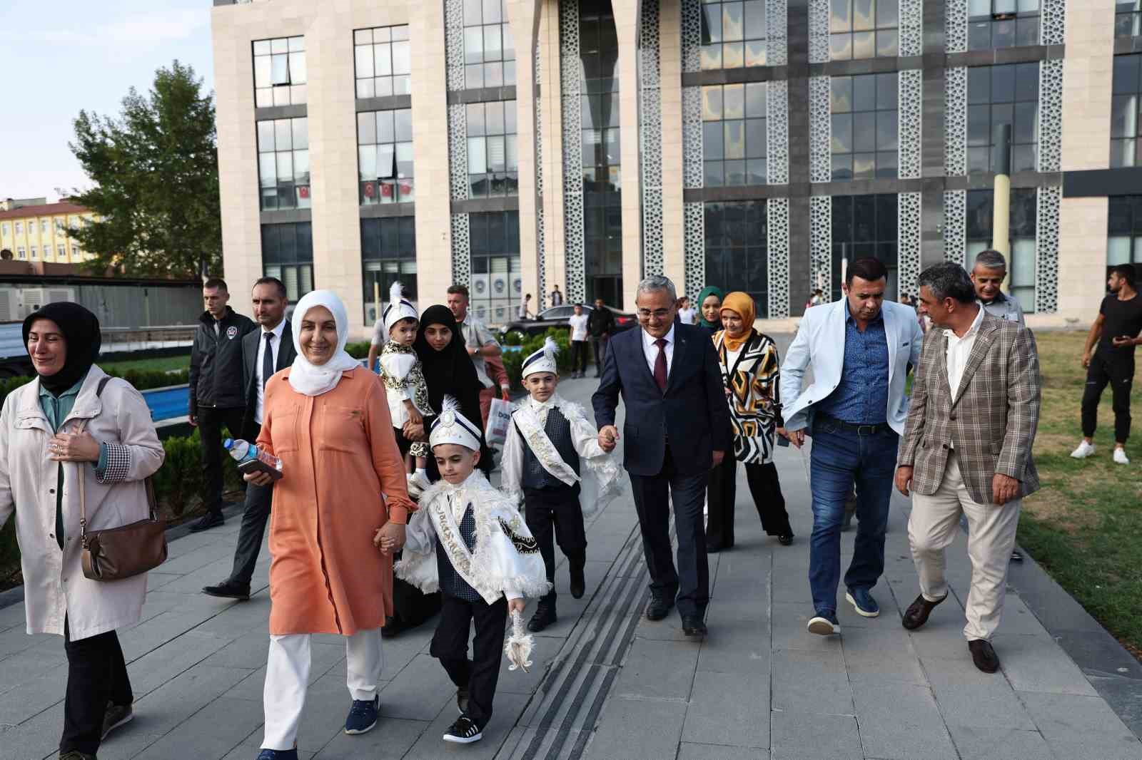 Kütahya Belediyesi 72 çocuk için toplu sünnet şöleni düzenledi