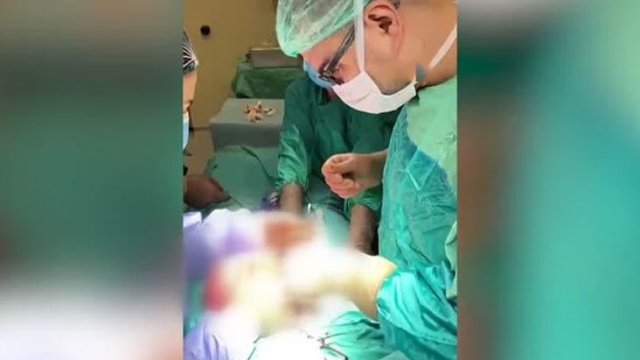 Bitlis'te bir hastanın rahminden, 35 santimetre büyüklüğünde ve 3 buçuk kilogram ağırlığında kist alındı