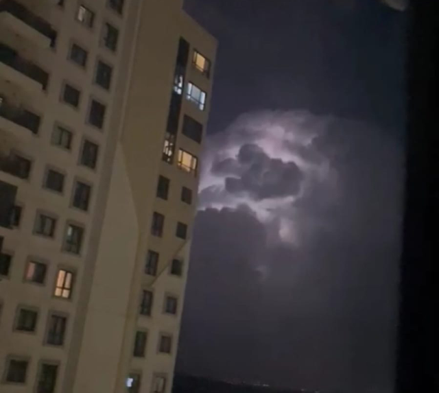 İstanbul'da vatandaşları korkutan elektrik fırtınası! Meteoroloji ve Valilik'ten art arda uyarılar geldi