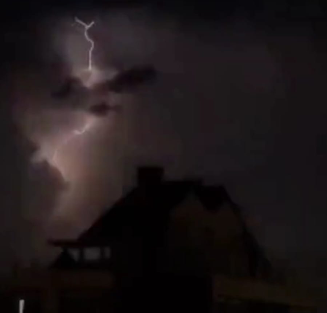 İstanbul'da vatandaşları korkutan elektrik fırtınası! Meteoroloji ve Valilik'ten art arda uyarılar geldi